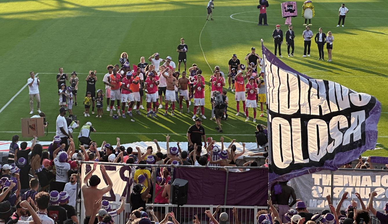 PHOTOS ET VIDÉOS - L'accueil du bus, le tifo, la joie du vestiaire du TFC