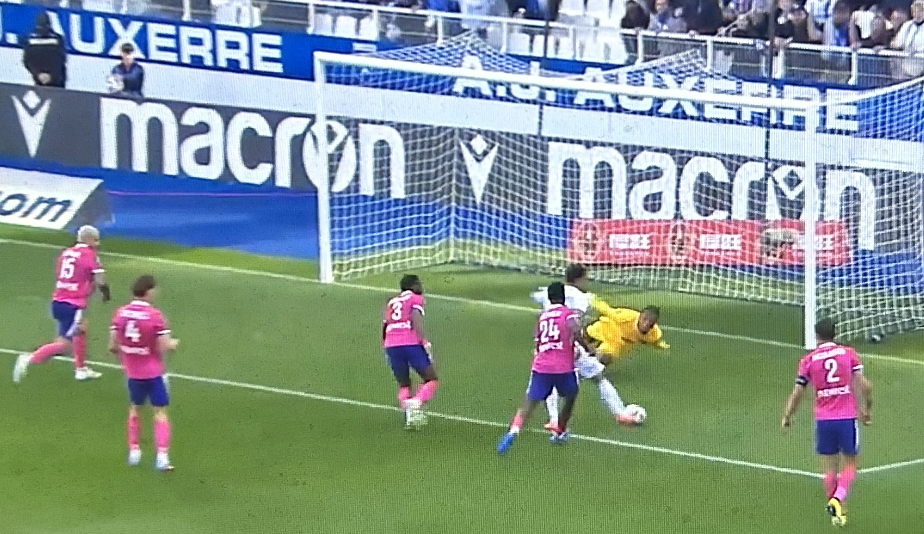 Casseres, Restes, McKenzie, Nicolaisen… Les erreurs fatales du TFC sur le but de l'AJ Auxerre