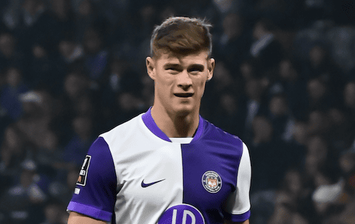 Au-dessus de Van Dijk : Charlie Cresswell s’affirme comme référence aérienne