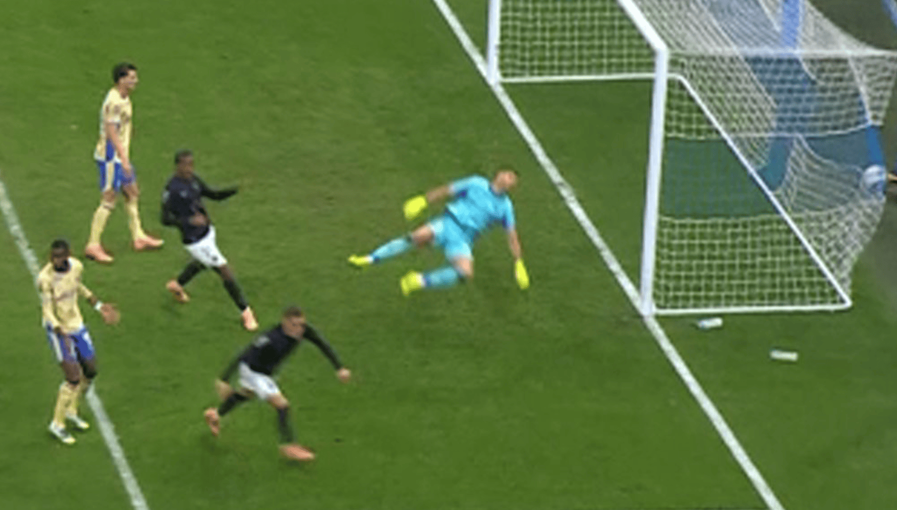 Les touches longues de McKenzie : l’arme secrète du TFC, De Zerbi fou de rage