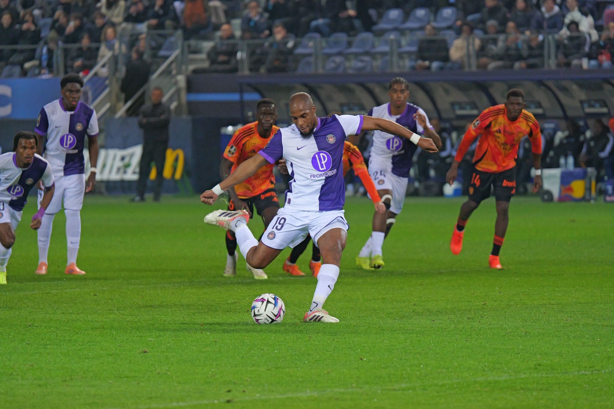 Toulouse face à ses doutes, le Paris FC pas si mauvais à l'extérieur