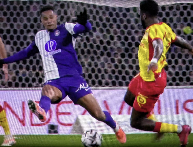 "Les filles, trouvez vous un mec qui vous traite comme les arbitres de L1 traitent les Lensois", le meilleur de X