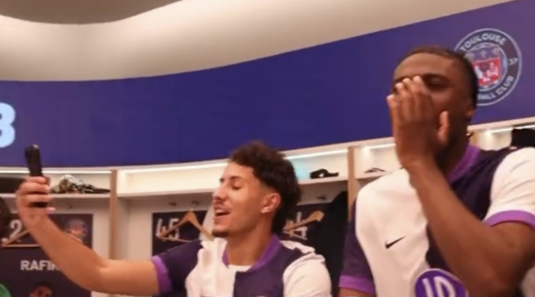 Koumbassa lance le cri de guerre : les images du vestiaire du TFC après la victoire contre Lorient