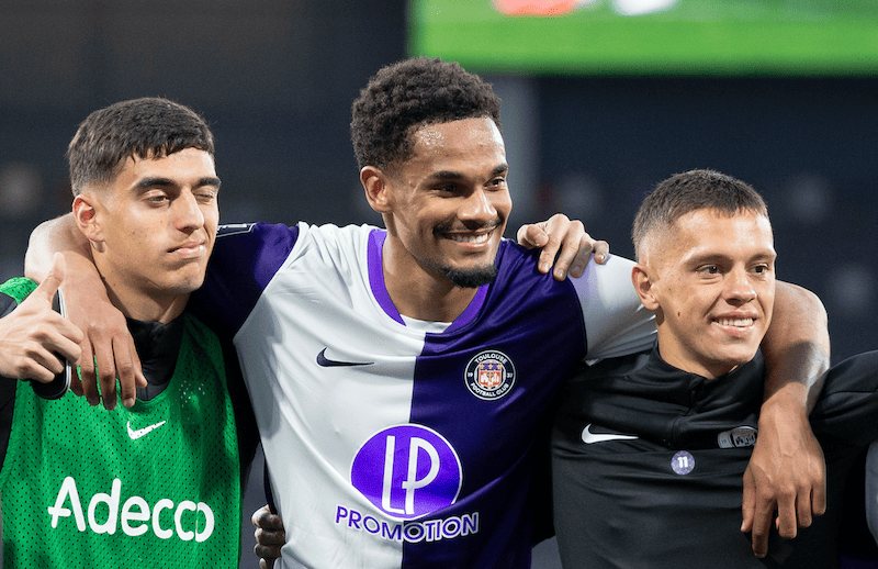 Strasbourg va faire tourner, le retour du 3-4-3 au TFC ? Voici les compositions probables