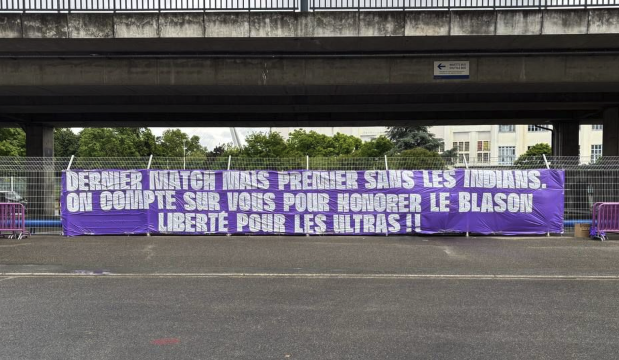 Interdits de déplacement à Nantes, les Indians affichent une grande banderole au Stadium