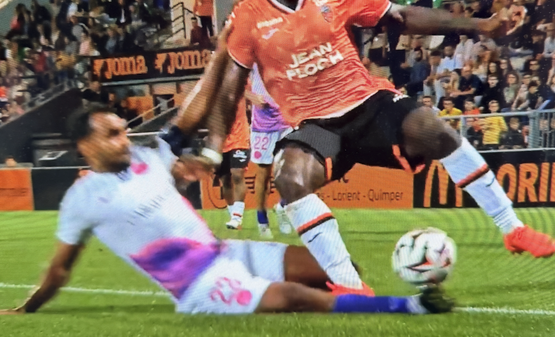 « Je ne comprends pas pourquoi la VAR n’est pas appelée » : Dujeux amer après FC Lorient - TFC