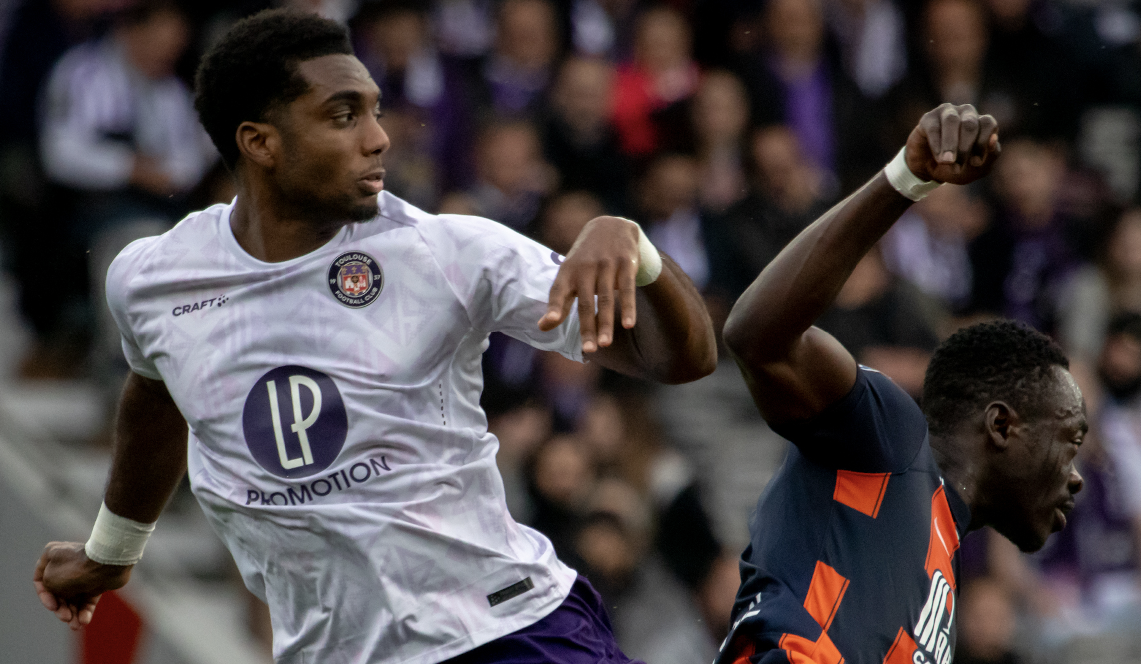 Logan Costa sur le départ... mais les supporters aimeraient le voir rester dans le 11