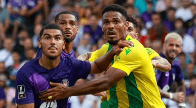 Joshua King et Zakaria Aboukhlal soutiennent Aron Donnum