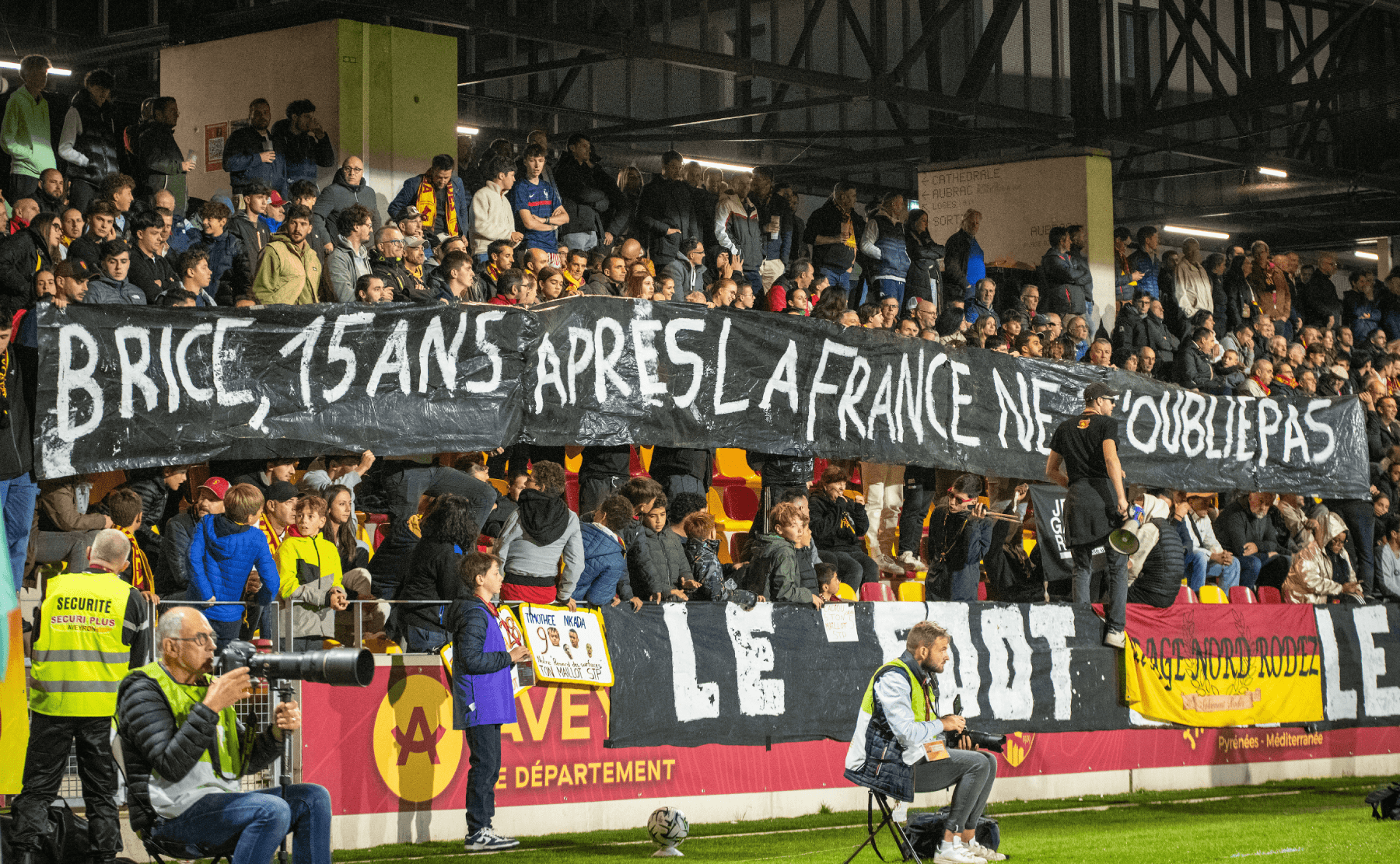 PHOTO - “La France ne t'oublie pas”, l'hommage des supporters de Rodez à Brice Taton