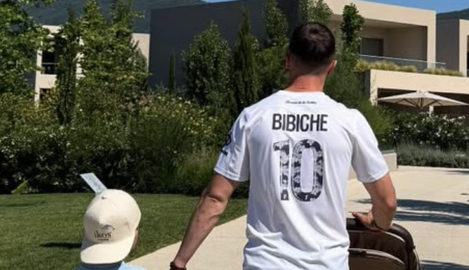 “Bibiche 10” : Dejaegere affiche toujours son amour du TFC, même en vacances